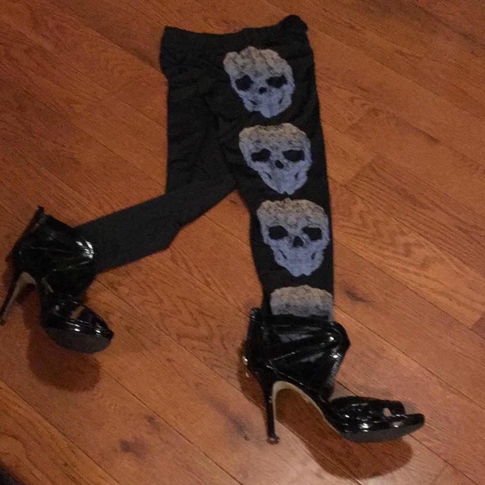Skull 💀 pants!! Black w/ skulls-Sz Medium